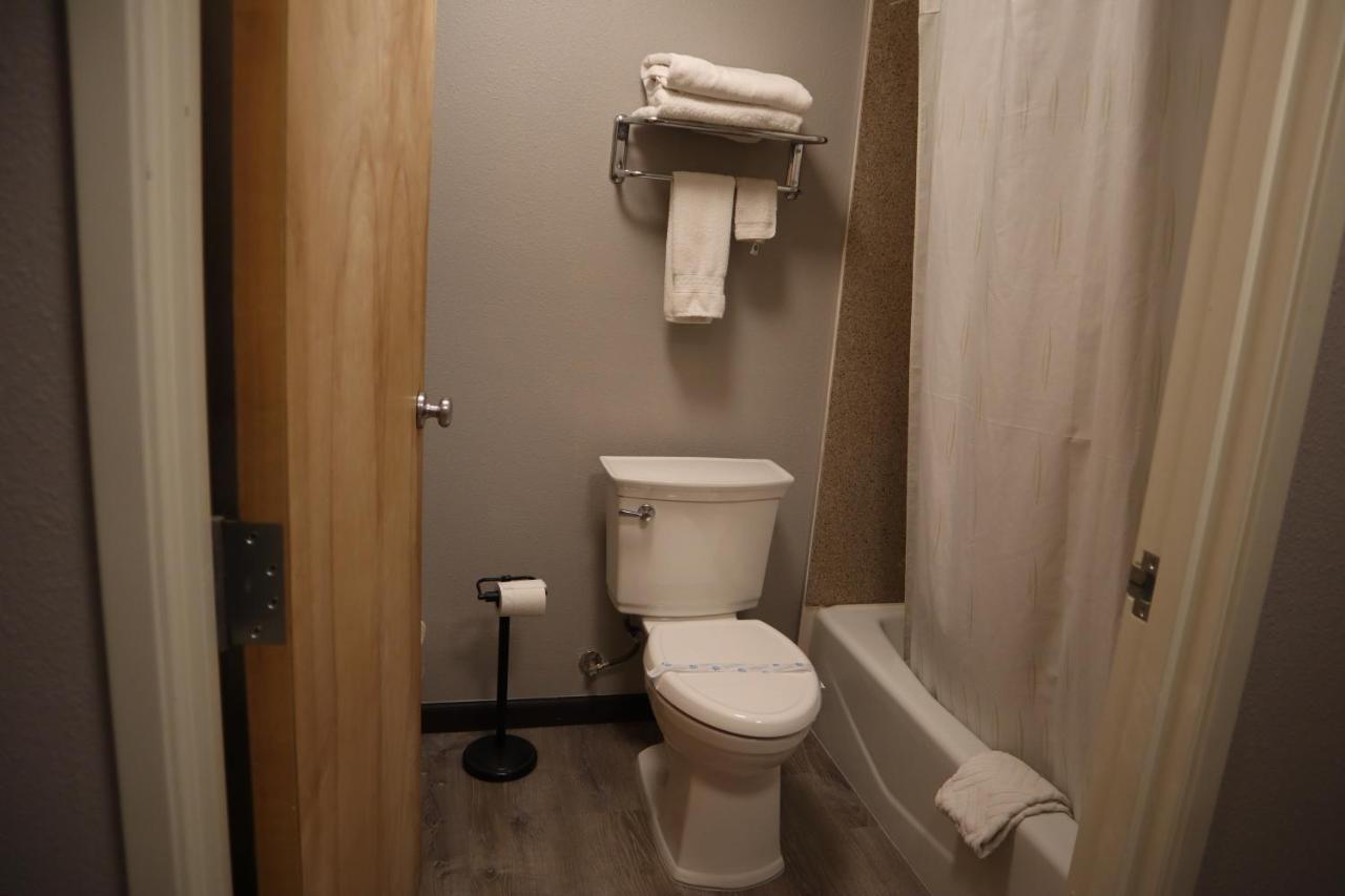 Express Inn & Suites Юджин Экстерьер фото