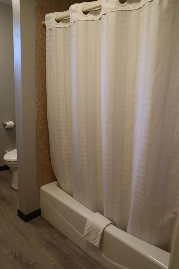 Express Inn & Suites Юджин Экстерьер фото