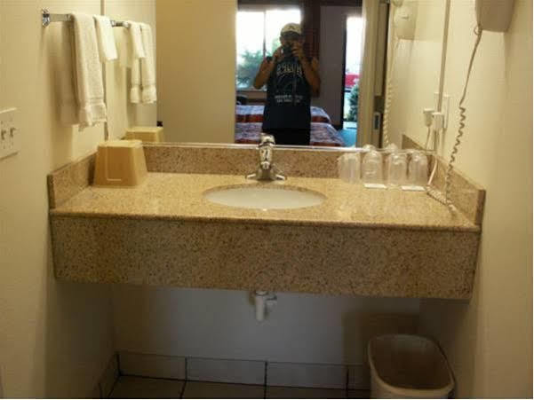 Express Inn & Suites Юджин Экстерьер фото
