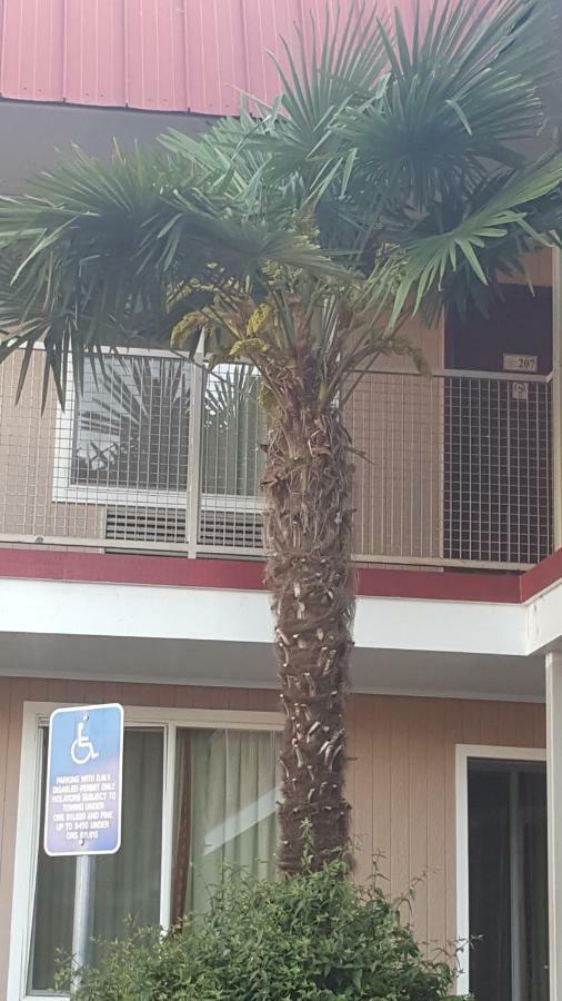 Express Inn & Suites Юджин Экстерьер фото